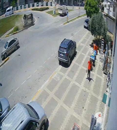 Kazada devrilip, tekrar tekerlerinin &uuml;zerine d&uuml;şt&uuml;
