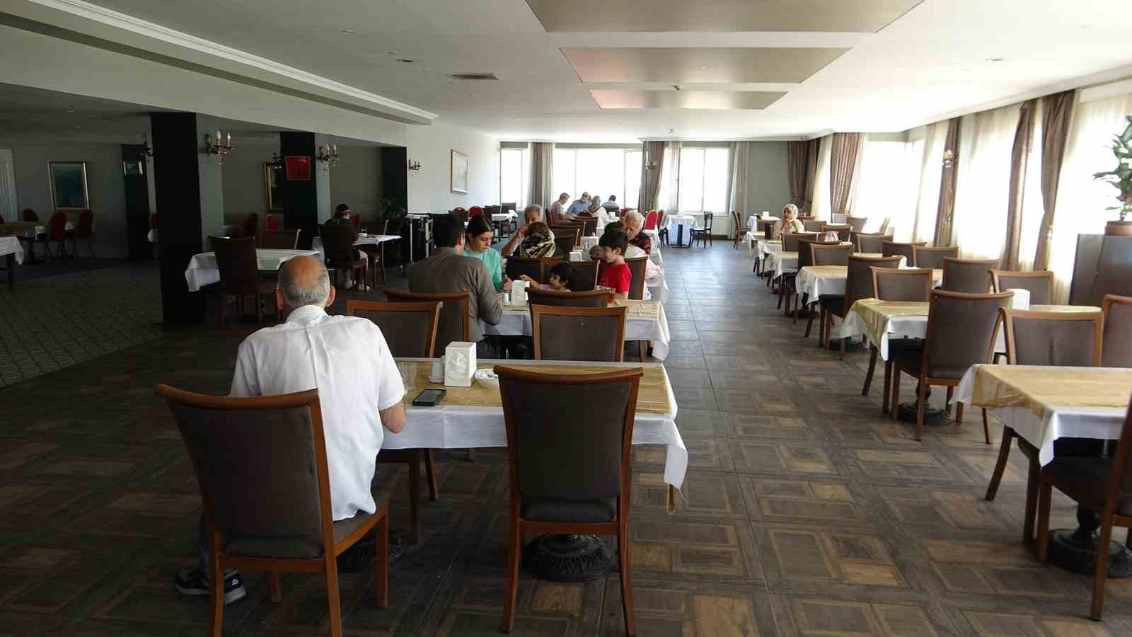 İranlılar Van&rsquo;da g&ouml;n&uuml;llerince eğleniyor
