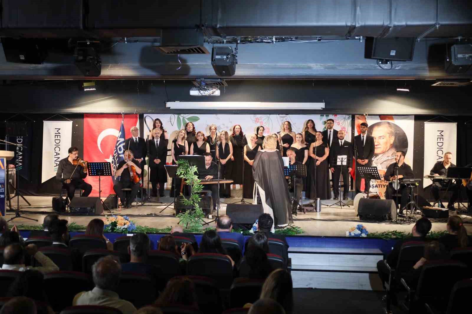 Sağlık &ccedil;alışanları notalarla şifa dağıttı
