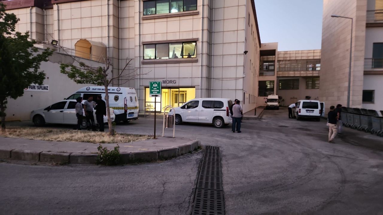 &Ccedil;alıntı ara&ccedil;la ka&ccedil;arken &rsquo;dur&rsquo; ihtarına uymadı, jandarmaya ateş edip kendini vurdu
