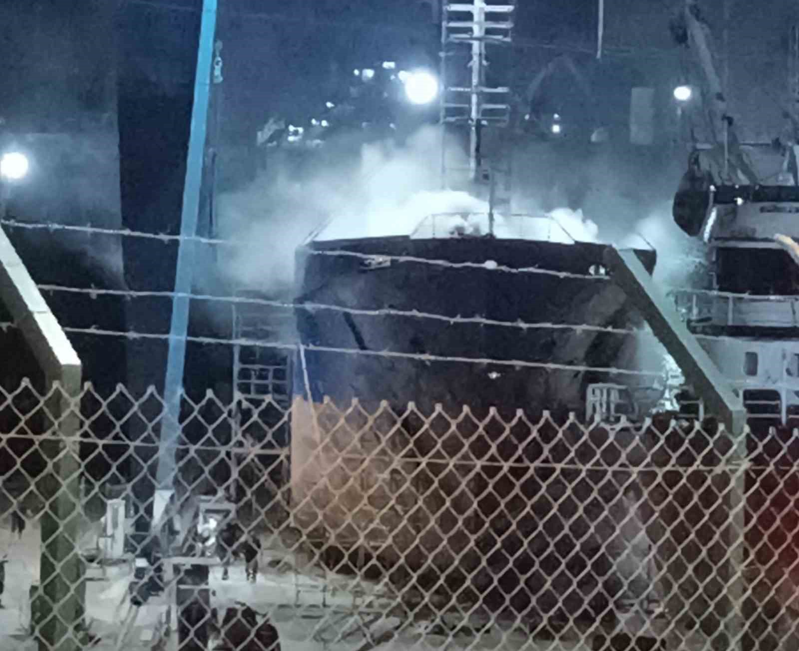 Ordu&rsquo;da tersanedeki gemide yangın
