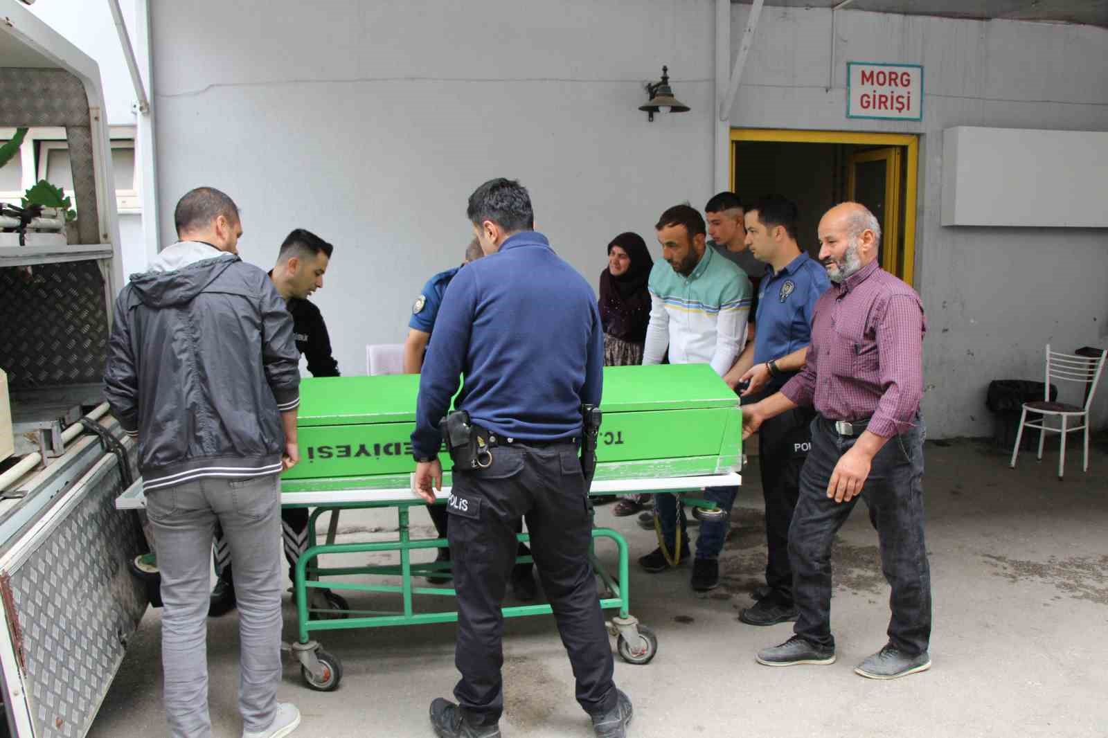 Amasya’da cezaevinden çıkan adam tartıştığı eşini vurup intihar etti