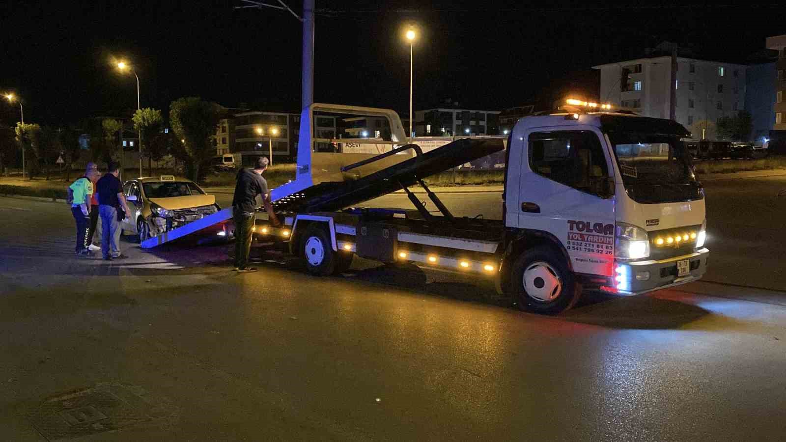 Kazaya karışan otomobilin alkollü yolcusu polis ekiplerine zorluk çıkarttı