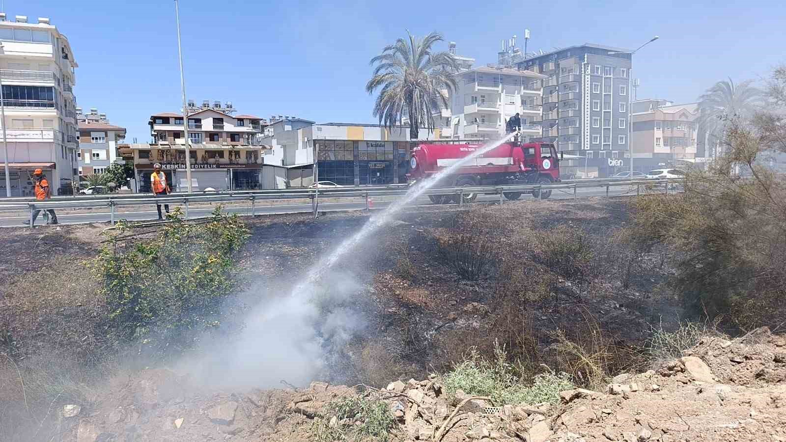 Manavgat&rsquo;ta s&ouml;nd&uuml;r&uuml;lmeden atılan sigara sazlık yangınına neden oldu
