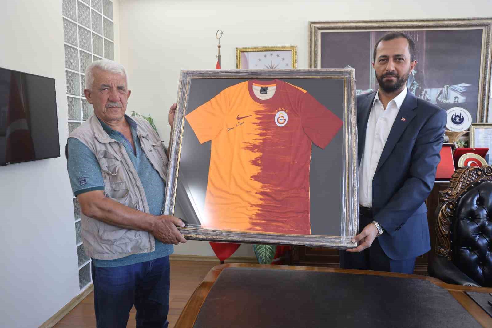 Şampiyonluk iddiasını kazanan Duran amca, kaymakam ve belediye başkanından forma aldı