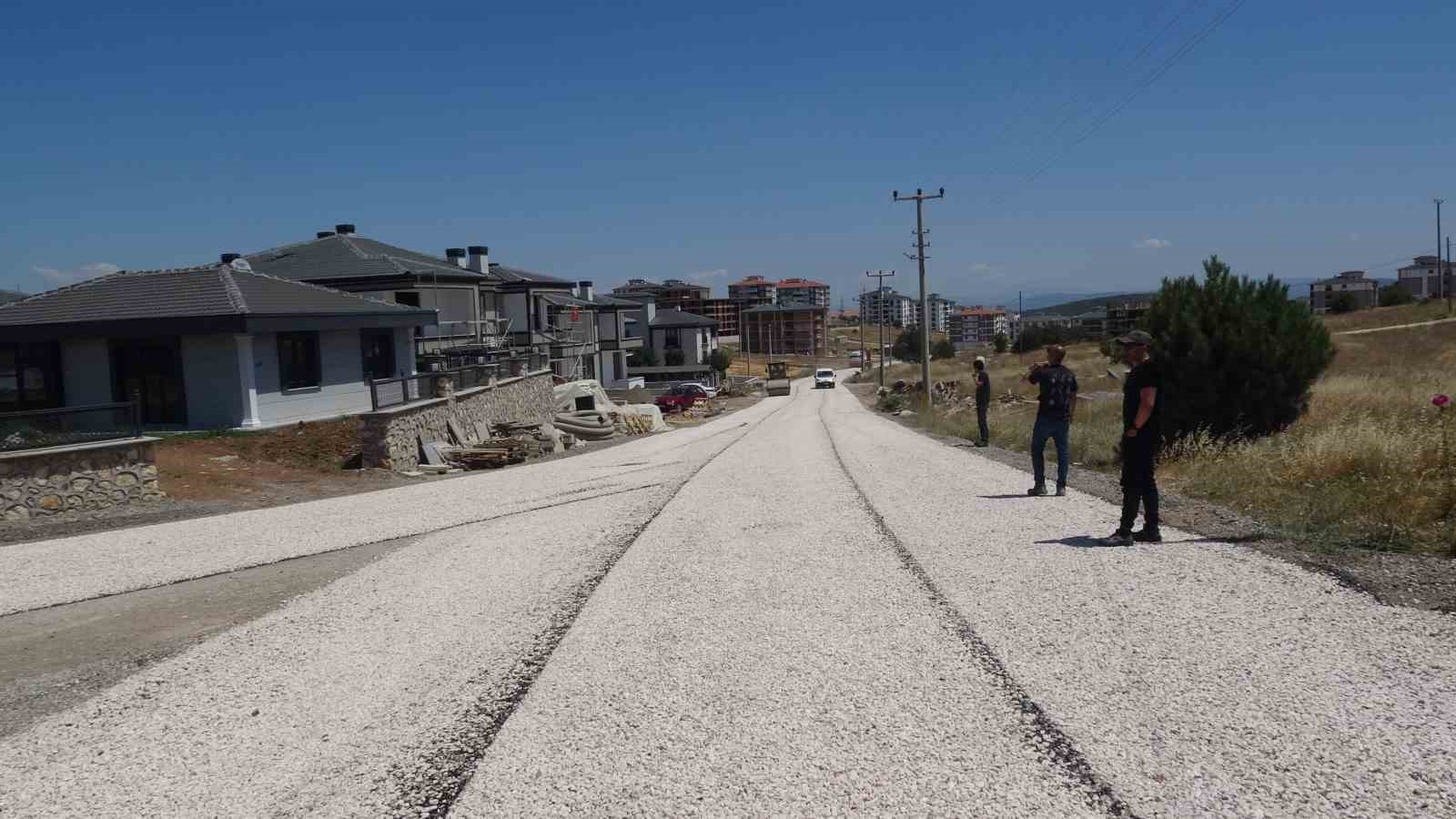 Yeni yerleşim alanlarında asfaltlama çalışması yapılıyor