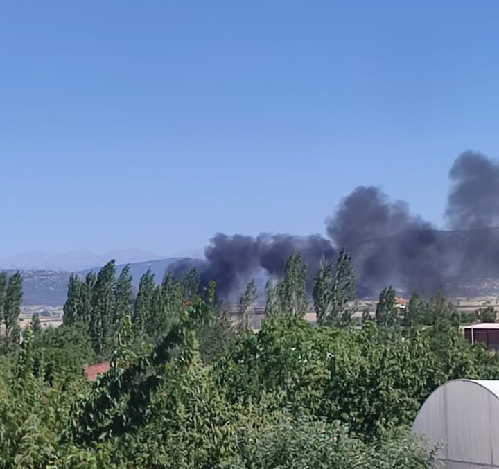 Binlerce paket yem ve ekili arazilerin kül olduğu yangında felaketi çiftçiler önledi

