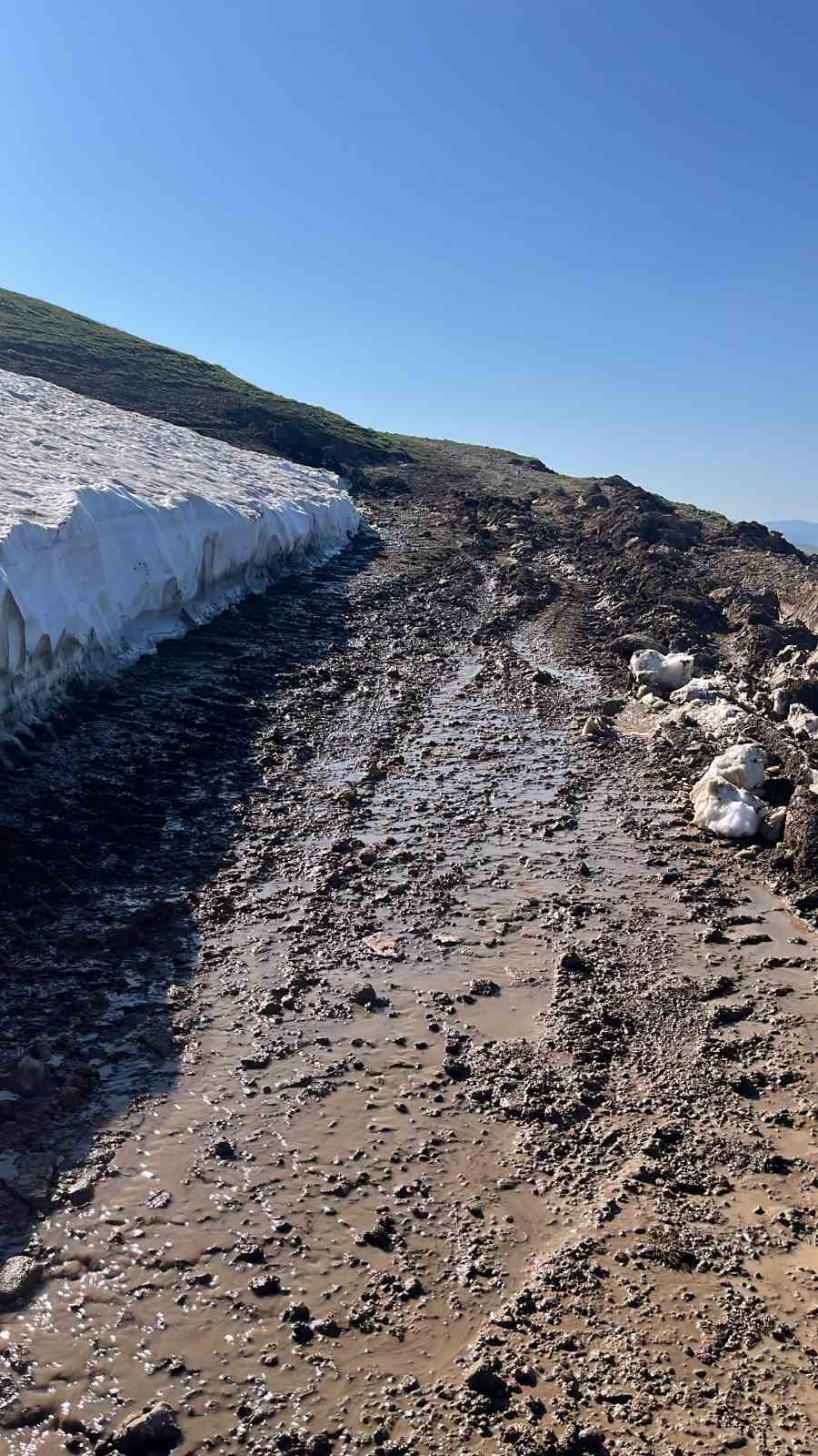 Ardahan’da temmuzda karla mücadele devam ediyor
