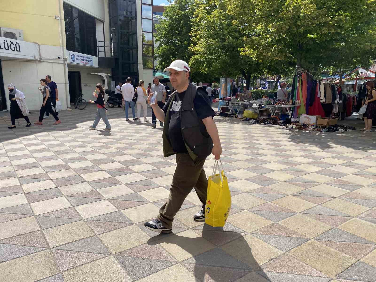 Yıllardır sokak sokak dolaşıp kaset satmaya çalışıyor