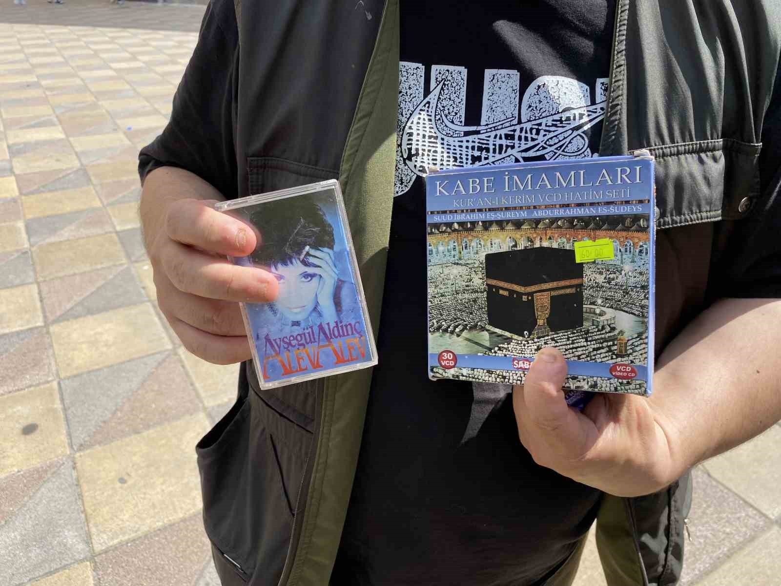 Yıllardır sokak sokak dolaşıp kaset satmaya &ccedil;alışıyor
