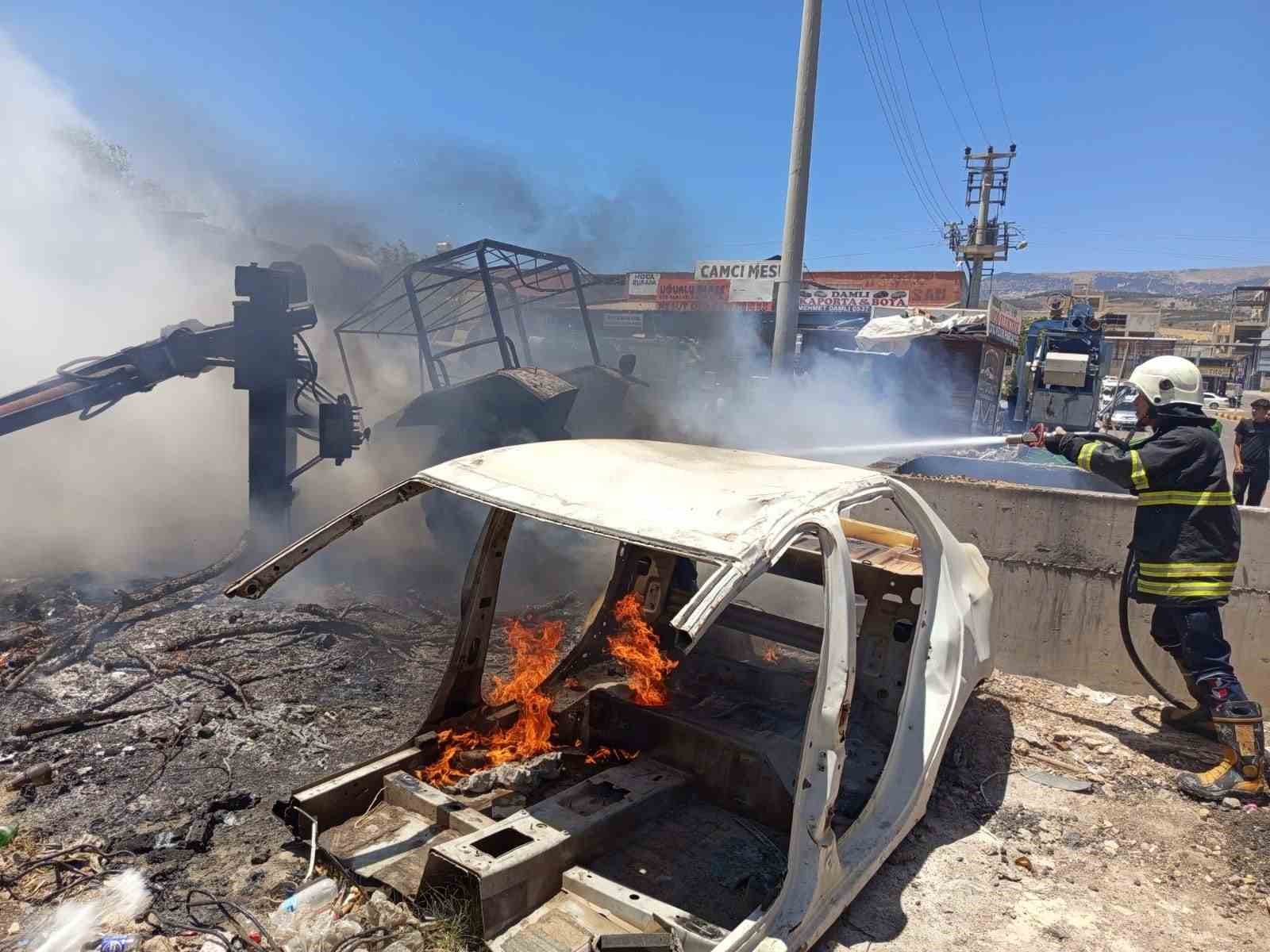 Sanayide çıkan yangında otomobil ve traktör alevlere teslim oldu