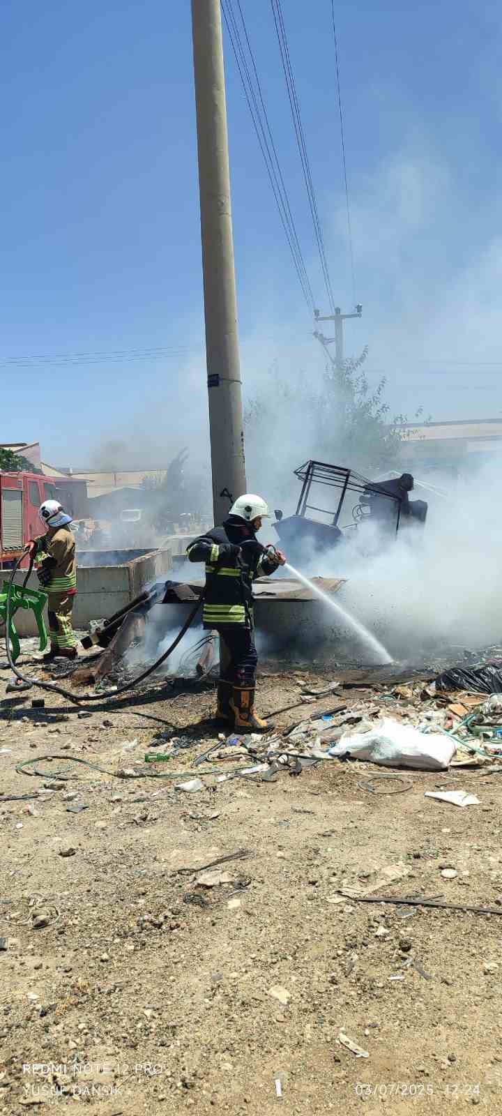 Sanayide &ccedil;ıkan yangında otomobil ve trakt&ouml;r alevlere teslim oldu
