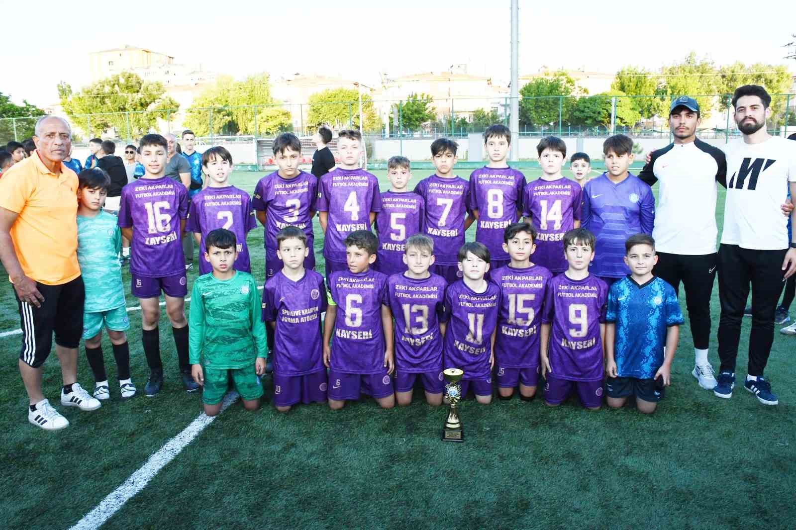 U11 Liginde Kayseri şampiyonu Zeki Akparlar FK