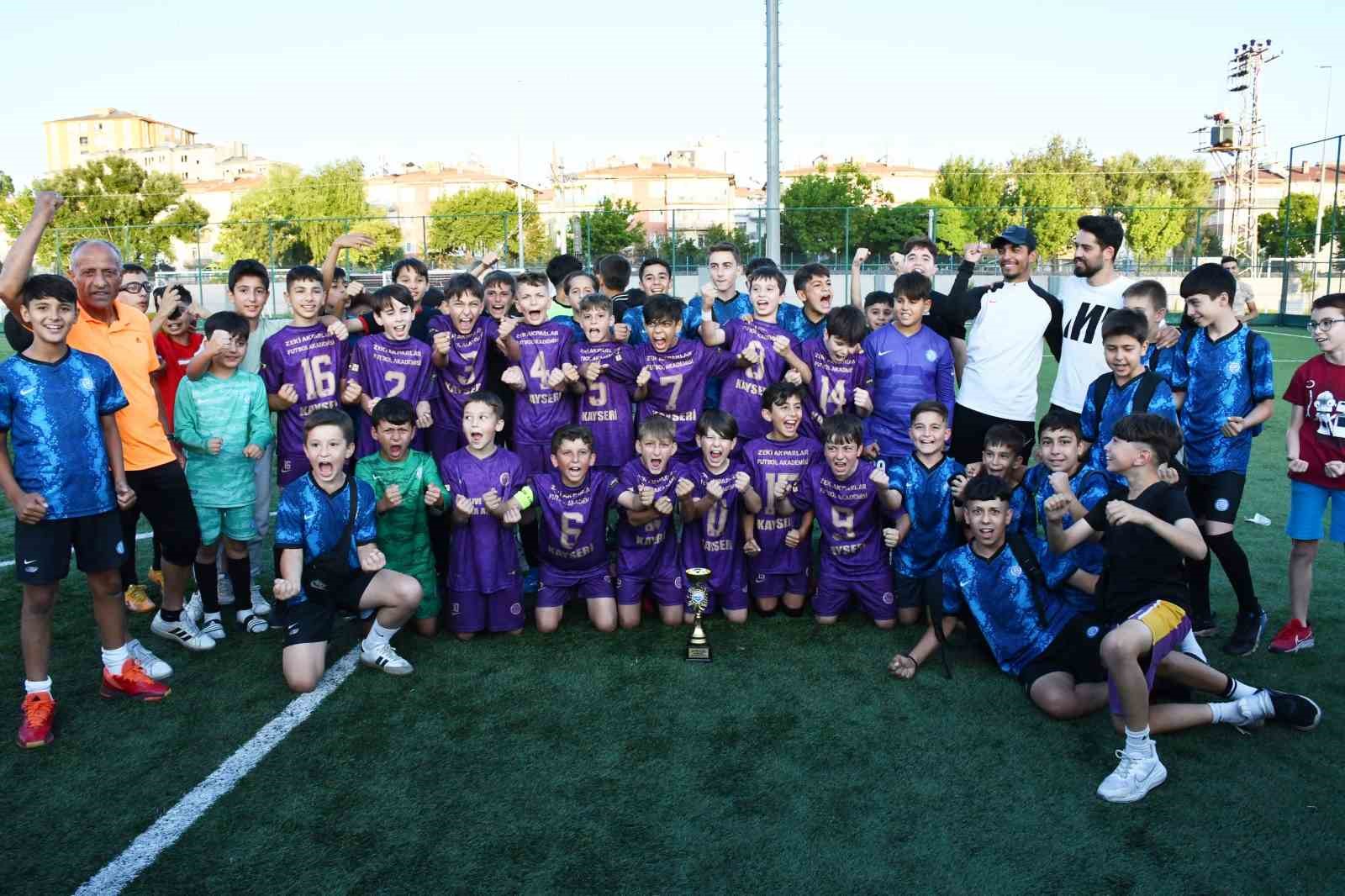 U11 Liginde Kayseri şampiyonu Zeki Akparlar FK
