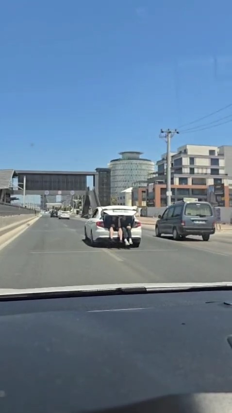 Kilometrelerce bagajda seyahat ettiler