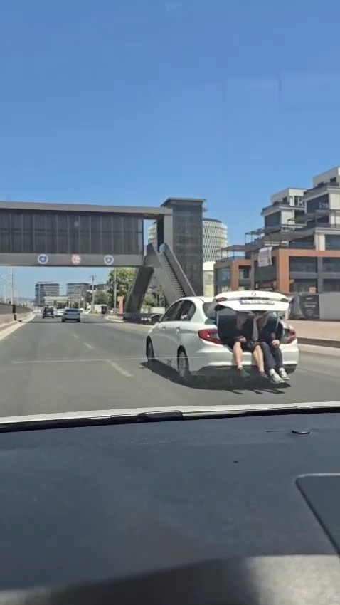 Kilometrelerce bagajda seyahat ettiler