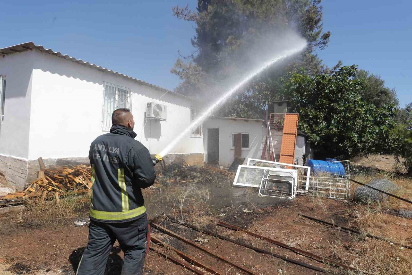 Antalya’da kuruyan otlar tutuştu, çıkan yangın 2 eve sıçramadan söndürüldü