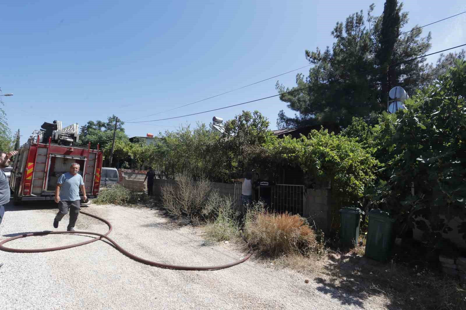 Antalya&rsquo;da kuruyan otlar tutuştu, &ccedil;ıkan yangın 2 eve sı&ccedil;ramadan s&ouml;nd&uuml;r&uuml;ld&uuml;
