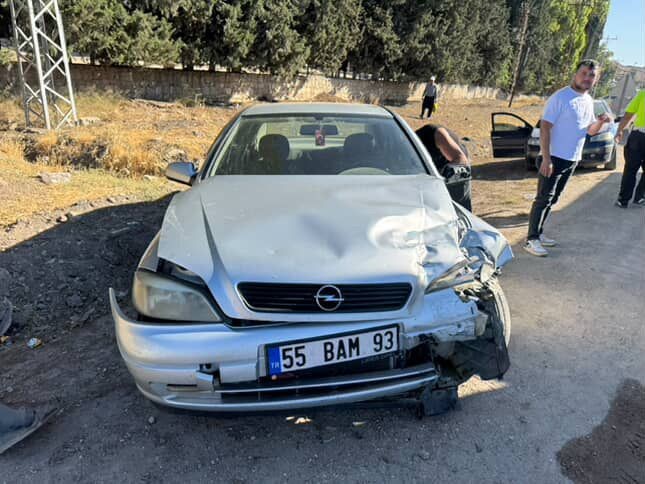 Antakya'da trafik kazasında 2 kişi yaralandı - İHA