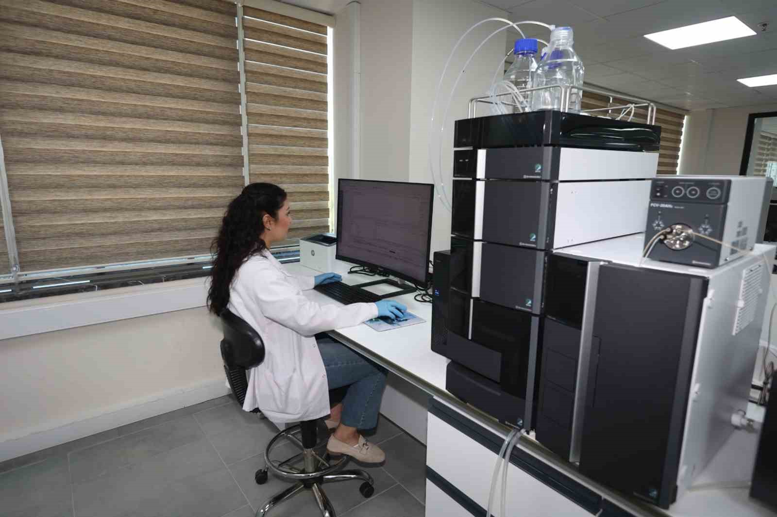 100. yıl gıda analiz laboratuvarında pestisit kalıntı analizleri yapılıyor
