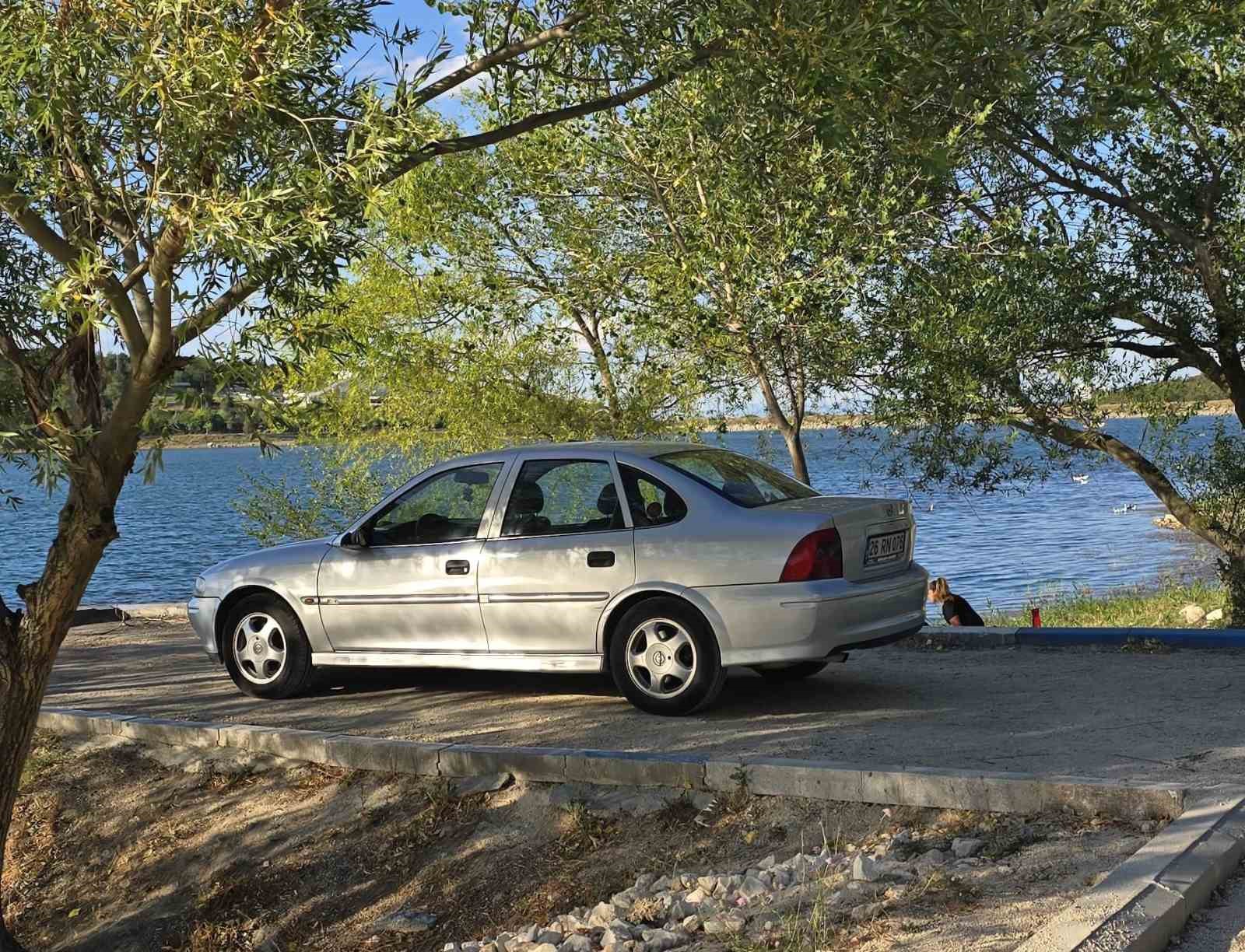 Gölpark içindeki yürüyüş parkuru üzerine park eden sürücü hakkında işlem yapıldı
