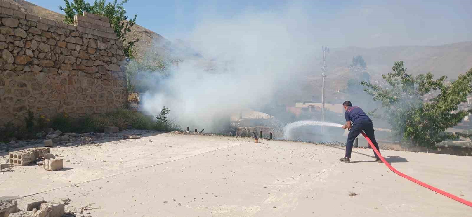 Hakkari&rsquo;de 2 ayrı yangına m&uuml;dahale edildi
