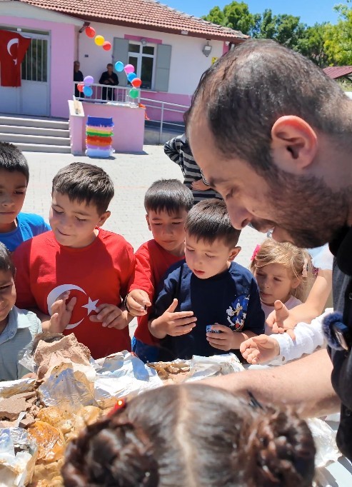 Babasından ilham aldı, &ccedil;ocukların y&uuml;z&uuml;n&uuml; g&uuml;ld&uuml;r&uuml;yor
