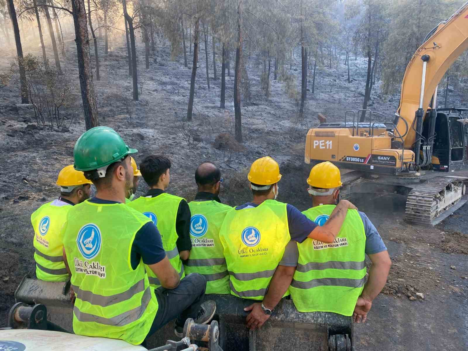 &Uuml;lk&uuml; Ocakları, Hatay&rsquo;da yangınla m&uuml;cadelede vatandaşların yanında oldu

