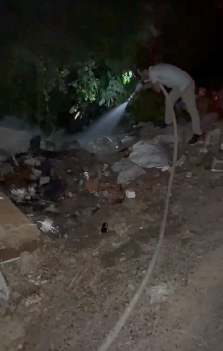 Yol kenarına atılan &ccedil;&ouml;pler yangına neden oldu
