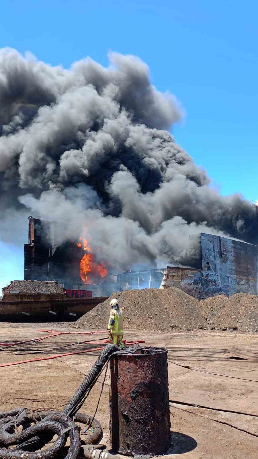 Aliağa’da alevler içinde kalan tanker gemi bu sabah söndürülebildi
