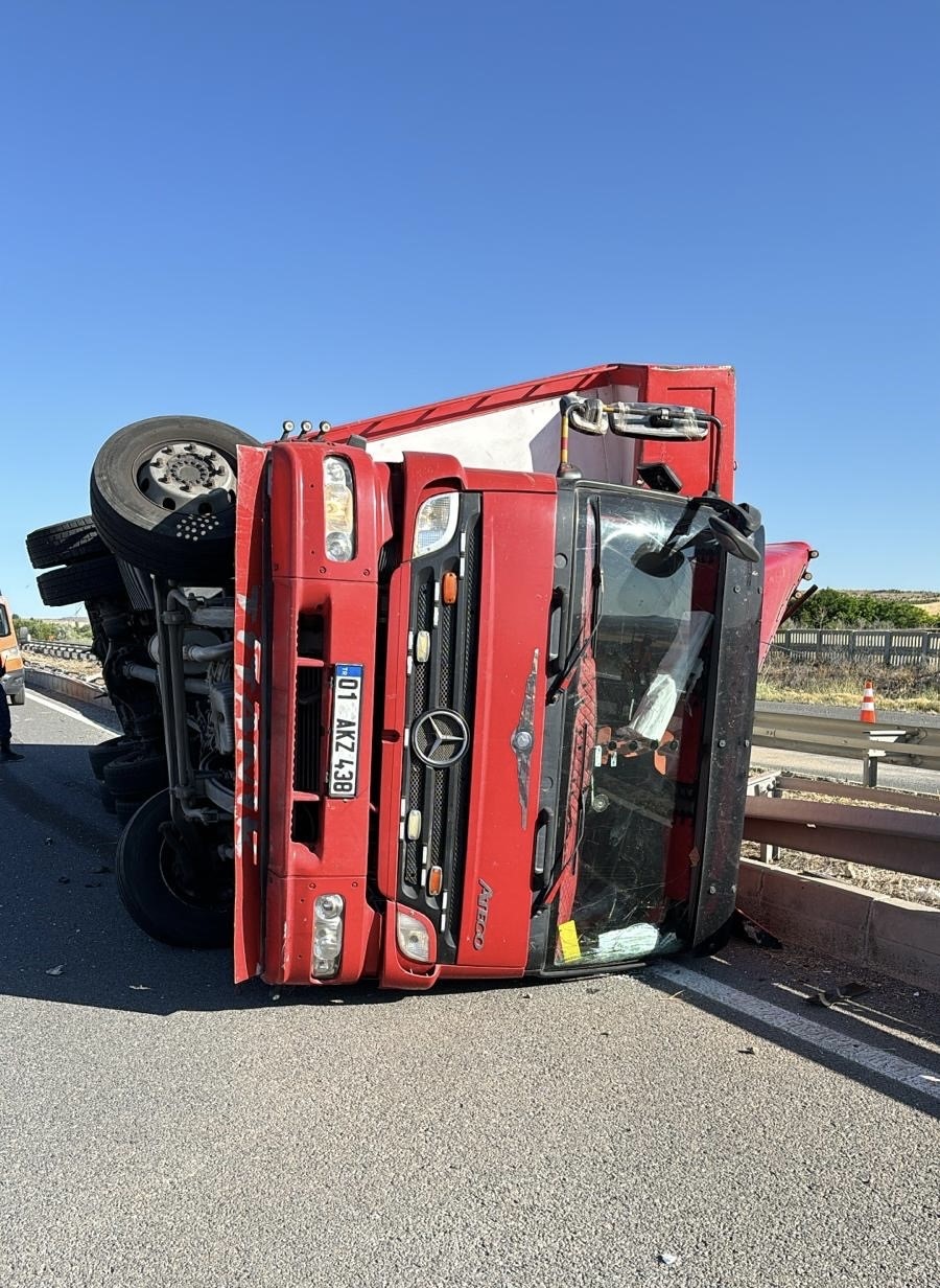 Kontrolden çıkan kamyon devrildi: 1 yaralı