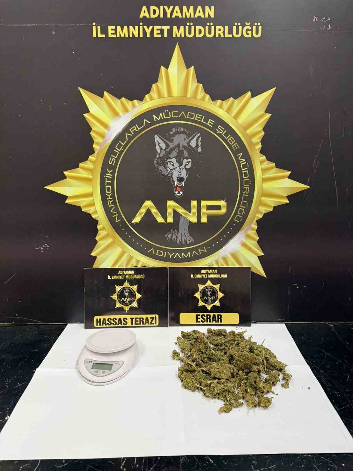 Şüpheli araçta uyuşturucu ele geçirildi: 3 gözaltı