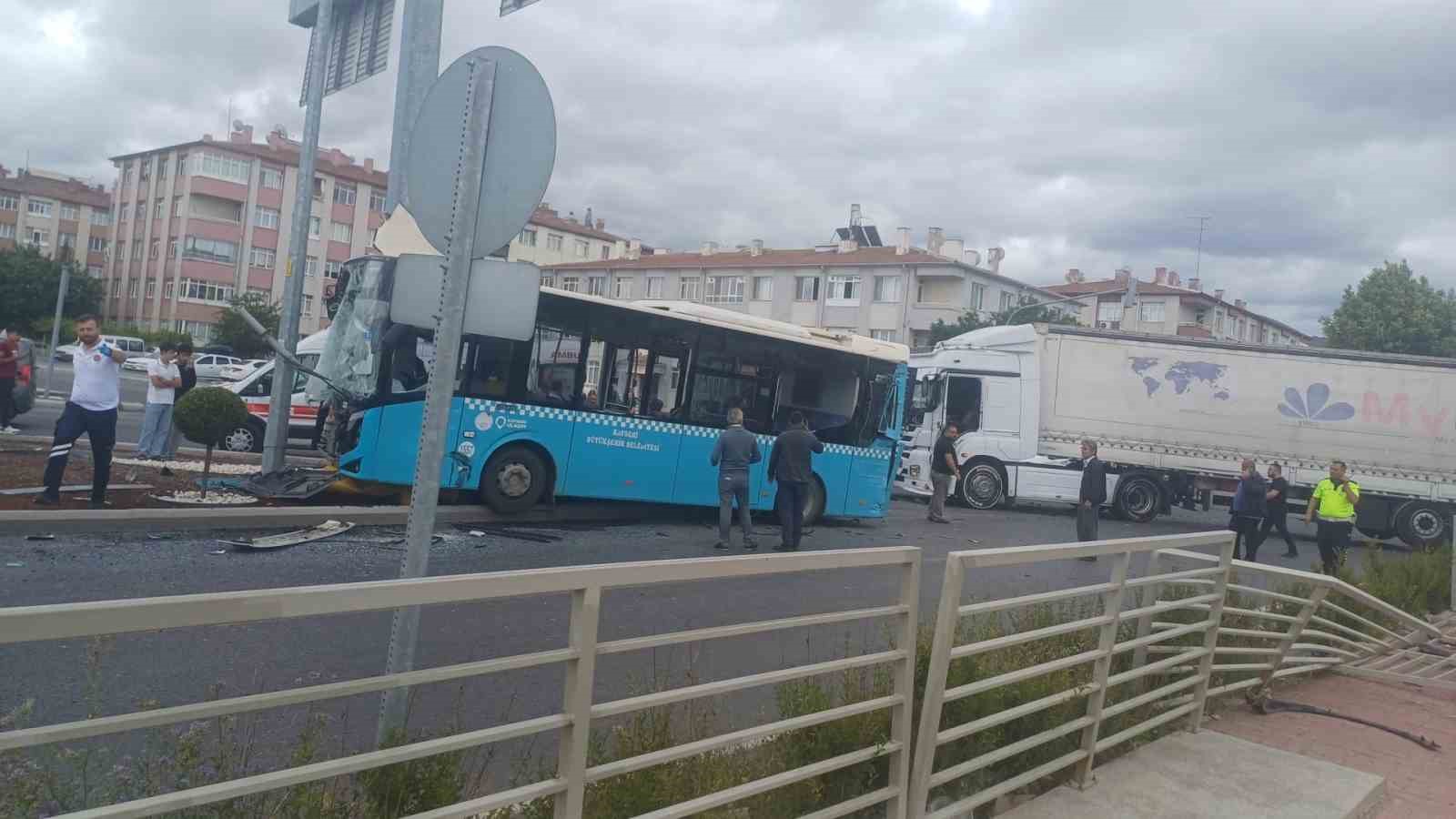 Tır halk otob&uuml;s&uuml;ne ve otomobile &ccedil;arptı: 8 yaralı
