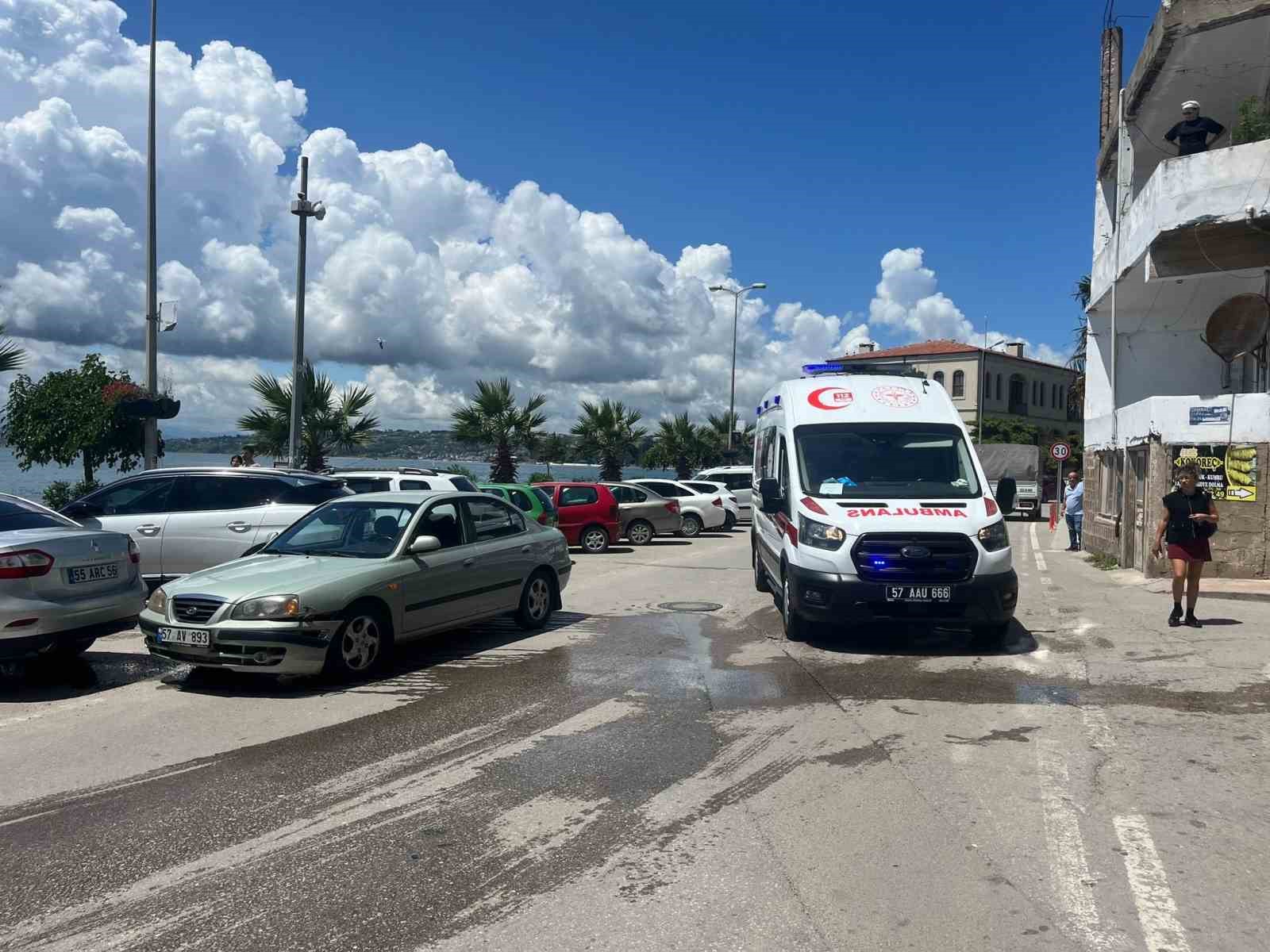 Sinop&rsquo;ta otomobille motosiklet &ccedil;arpıştı: 2 yaralı
