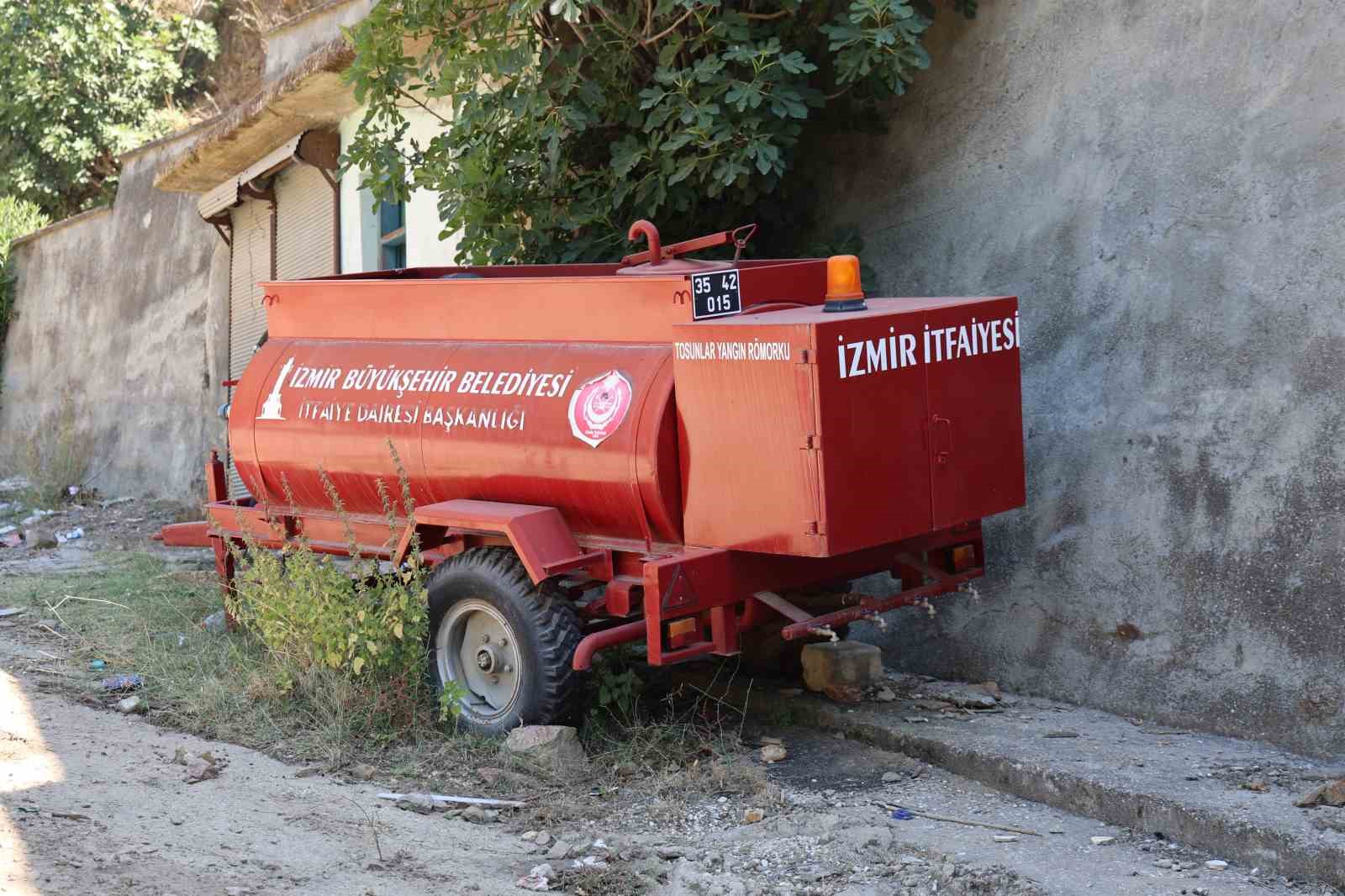 İzmir’de boşaltılan Tosunlar Mahallesi yangında harabeye döndü

