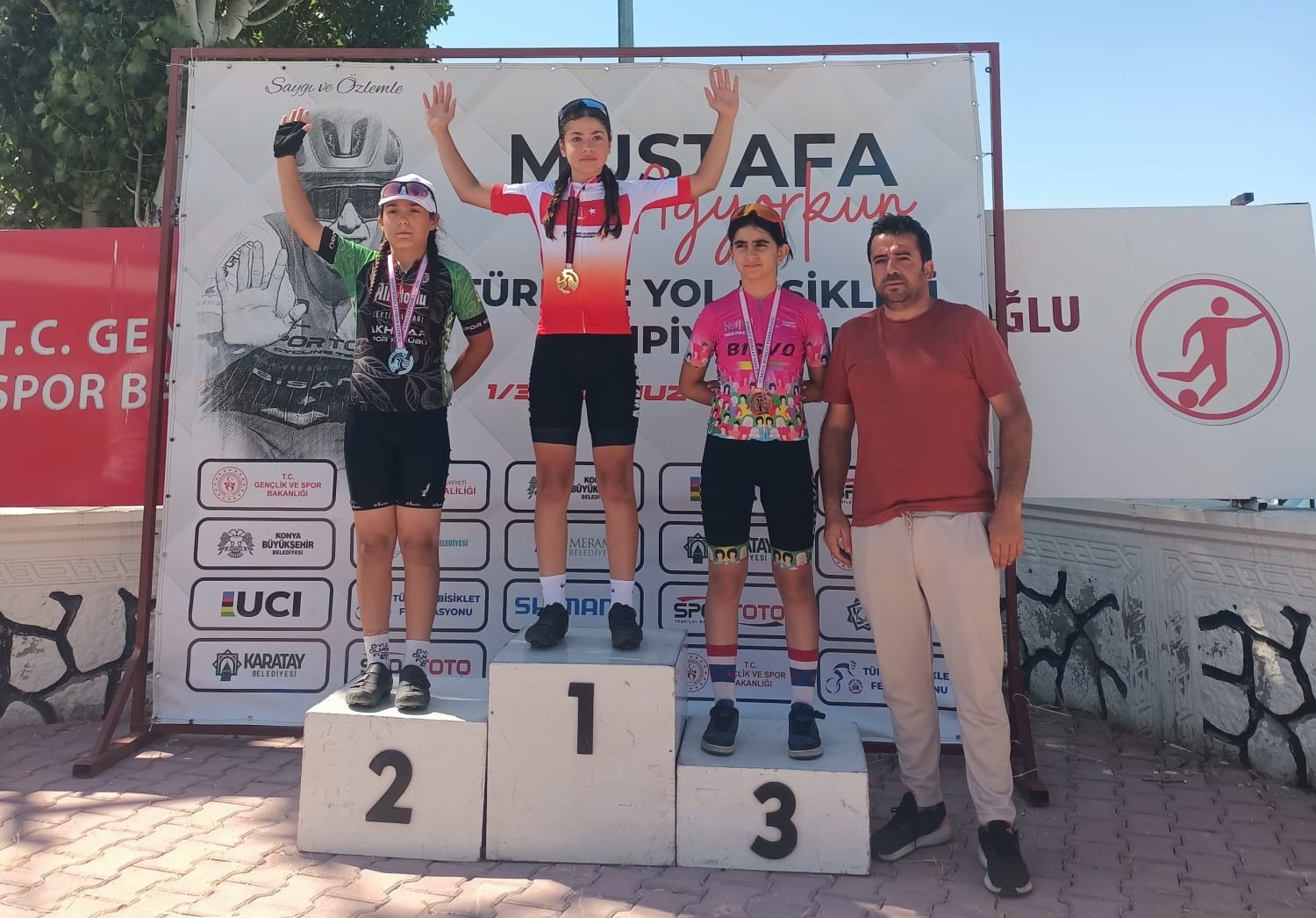 Akhisarlı pedallar Türkiye Şampiyonası’nda madalyaları kaptı