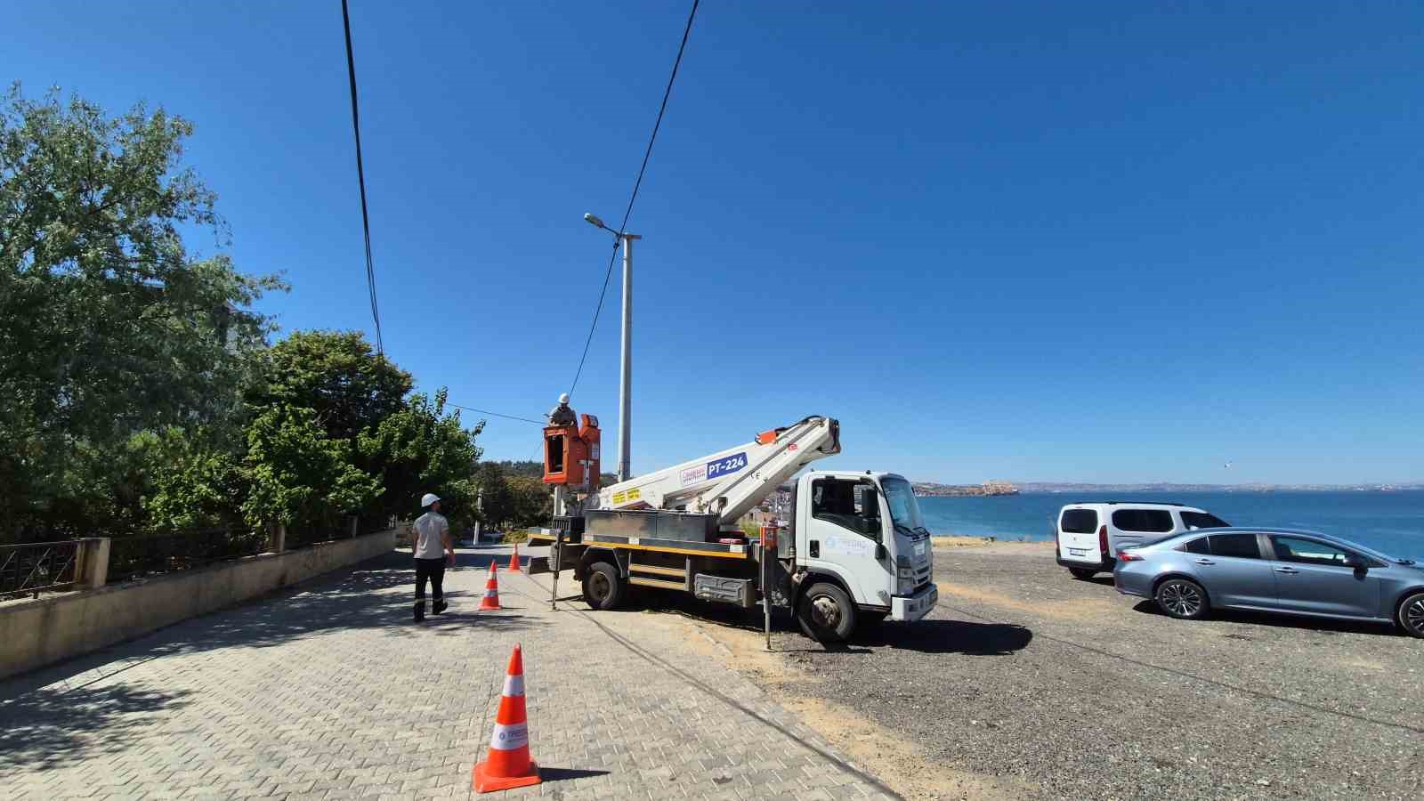 Kavurucu sıcaklarda elektrik direklerinde enerji n&ouml;beti
