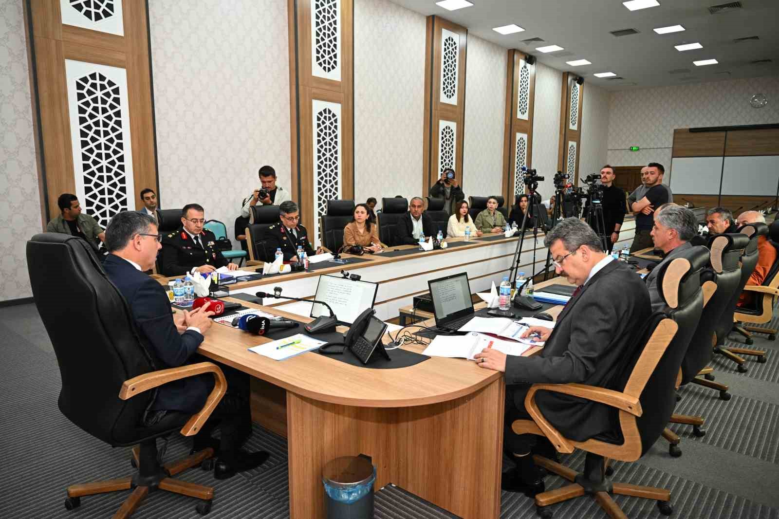 Vali &Ccedil;ift&ccedil;i&rsquo;den asayiş değerlendirmesi
