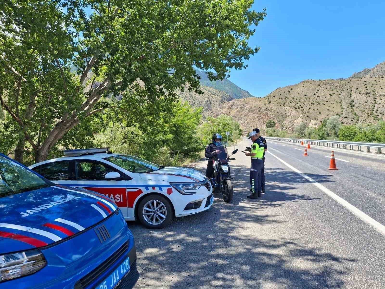 Jandarmadan Erzurum’da bir ayda 18 bin 305 araç kontrolü