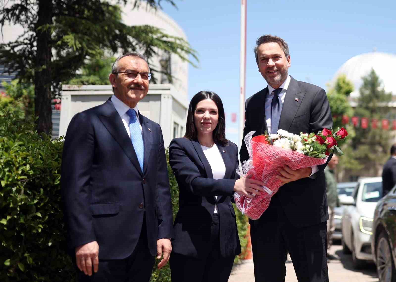 Bakan Bayraktar: "Deprem b&ouml;lgesinde yeni yerleşim alanlarında doğalgaz altyapısı yılsonuna kadar tamamlanacak"
