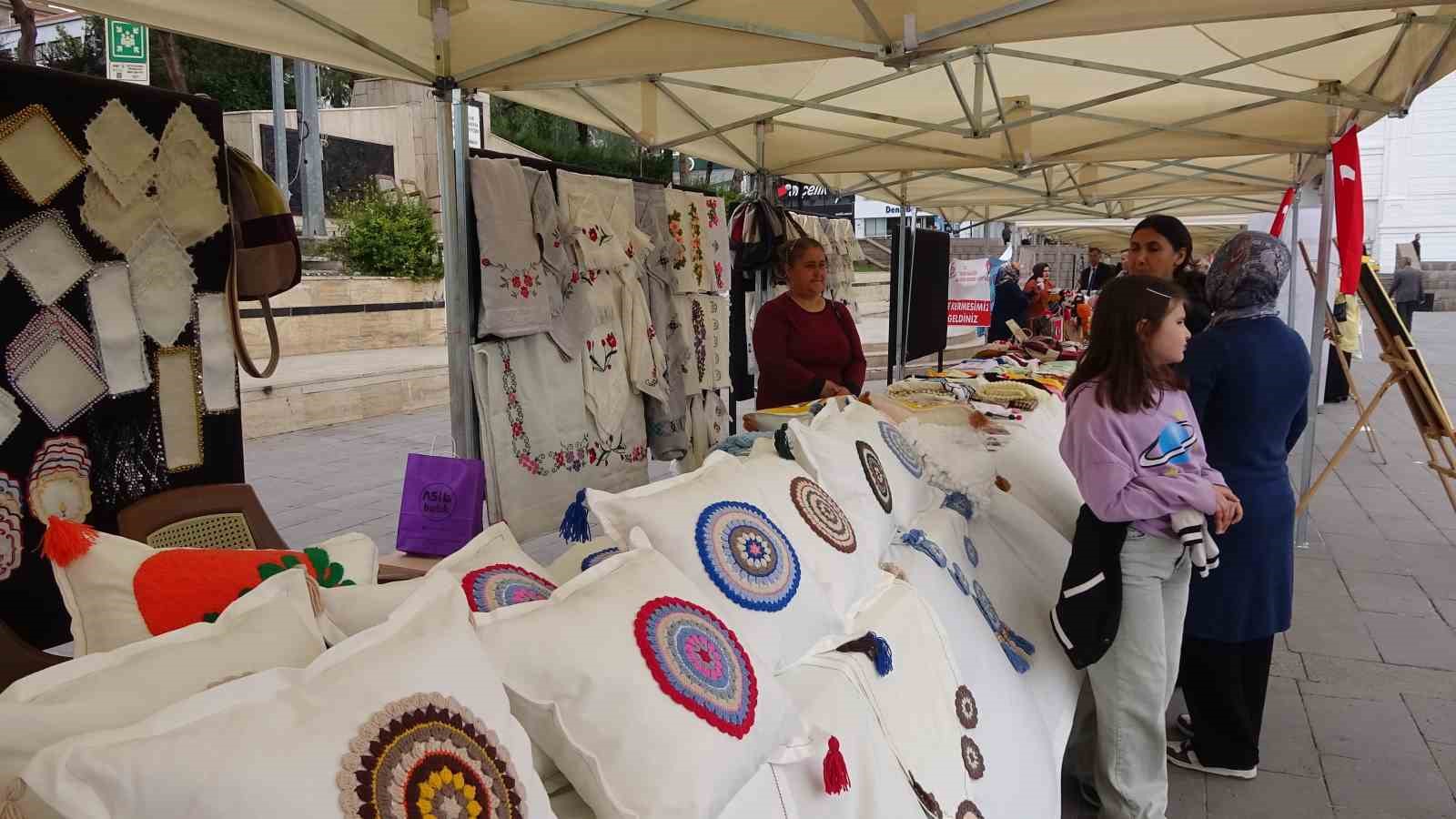 Aile Destek Merkezleri’nde üreten anneler ve çocuklarının ürünleri vatandaşların beğenisine sunuldu
