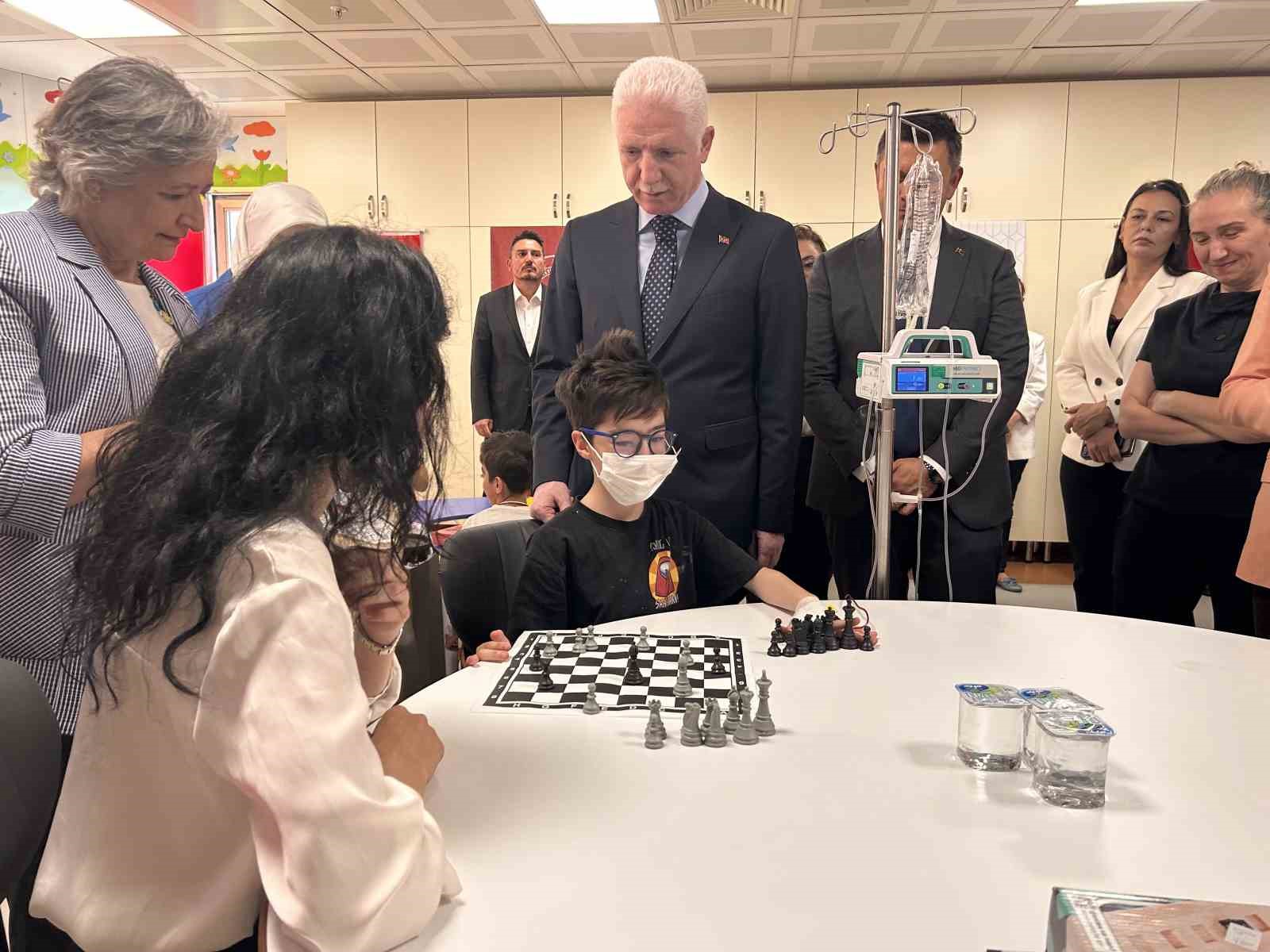 Vali G&uuml;l, Marmara &Uuml;niversitesi Pendik Eğitim ve Araştırma Hastanesi&rsquo;nde &rsquo;Hastane Sınıfı&rsquo;nın a&ccedil;ılışına katıldı
