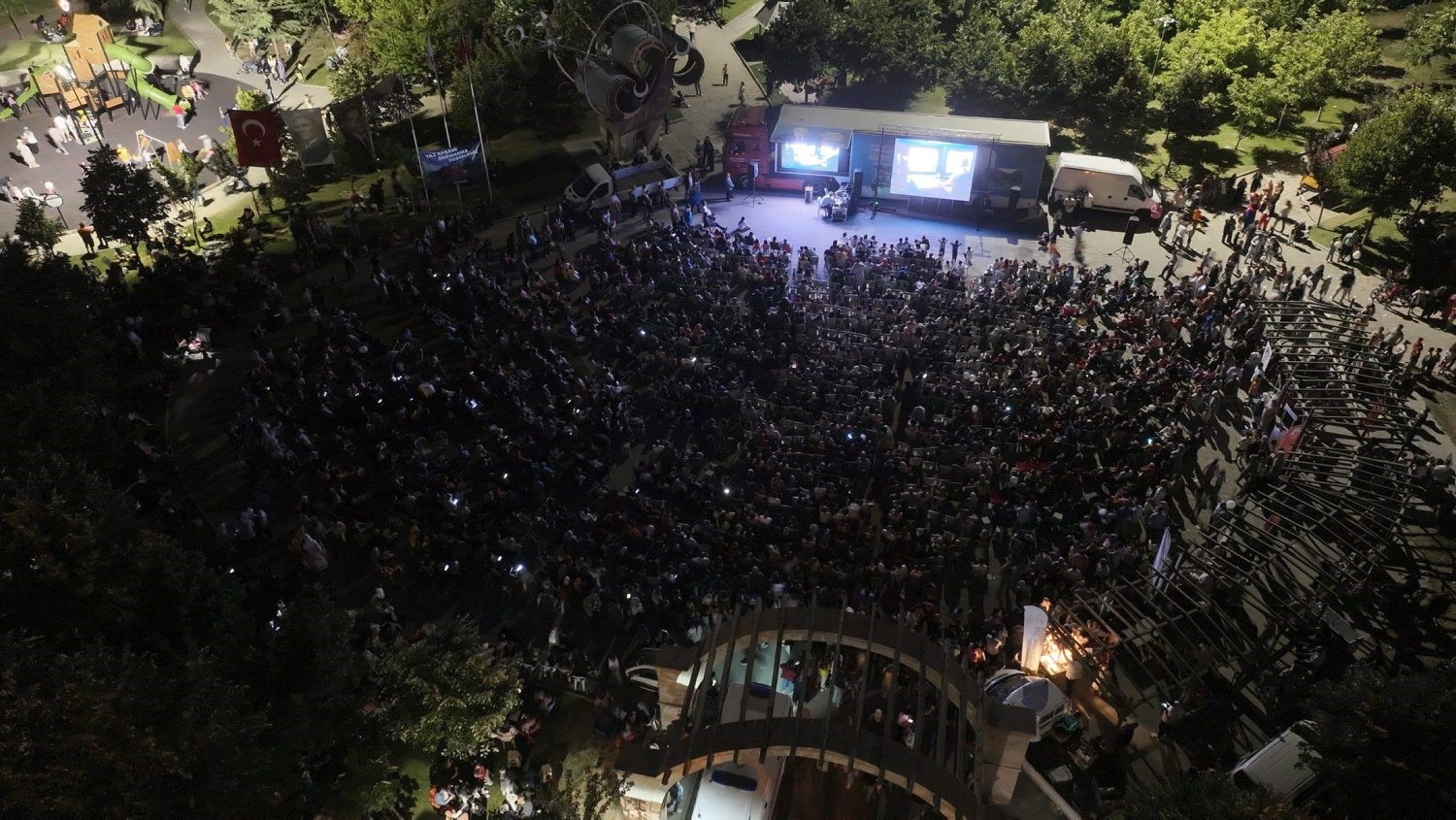 Hızırbey’de yıldızlar altında sinema keyfi