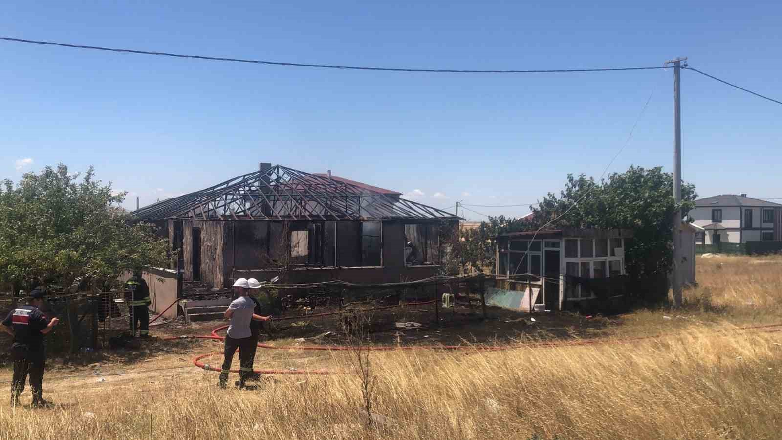 Tekirdağ’da çıkan yangında müstakil ev küle döndü