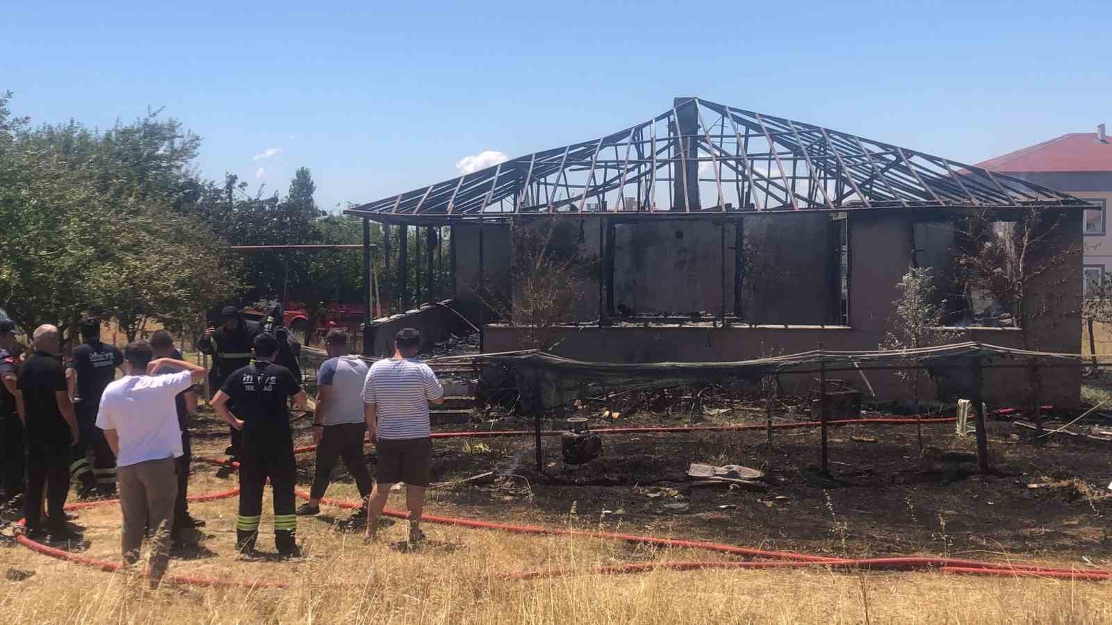 Tekirdağ&rsquo;da &ccedil;ıkan yangında m&uuml;stakil ev k&uuml;le d&ouml;nd&uuml;
