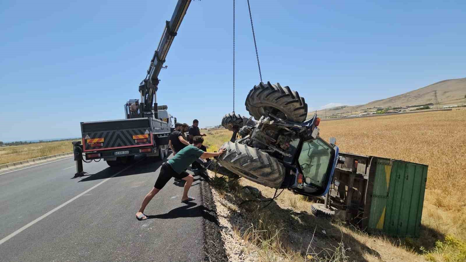Adilcevaz’da traktör şarampole devrildi: 1 yaralı