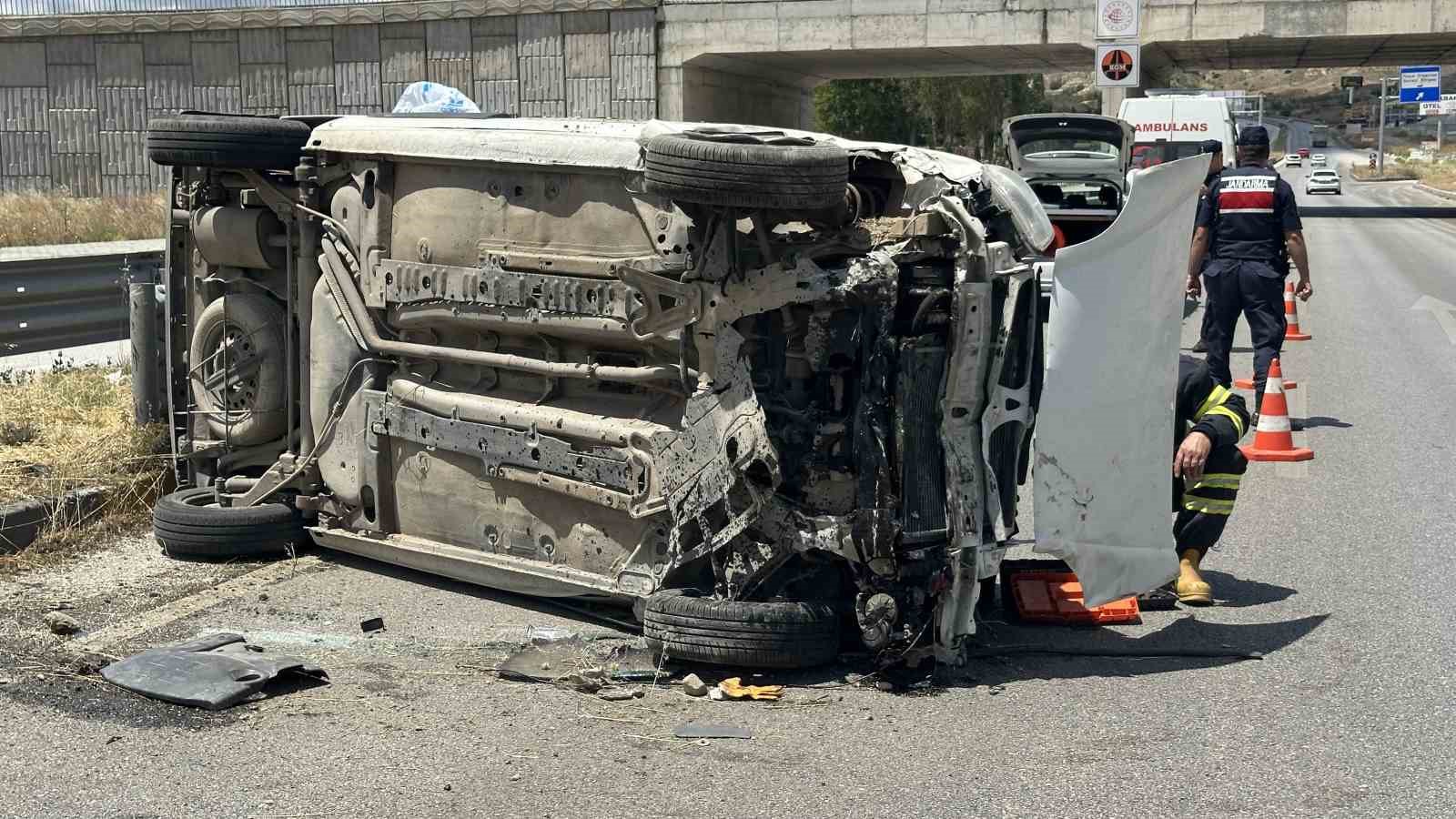 Kastamonu&rsquo;da hafif ticari ara&ccedil; yan yattı: 2 yaralı
