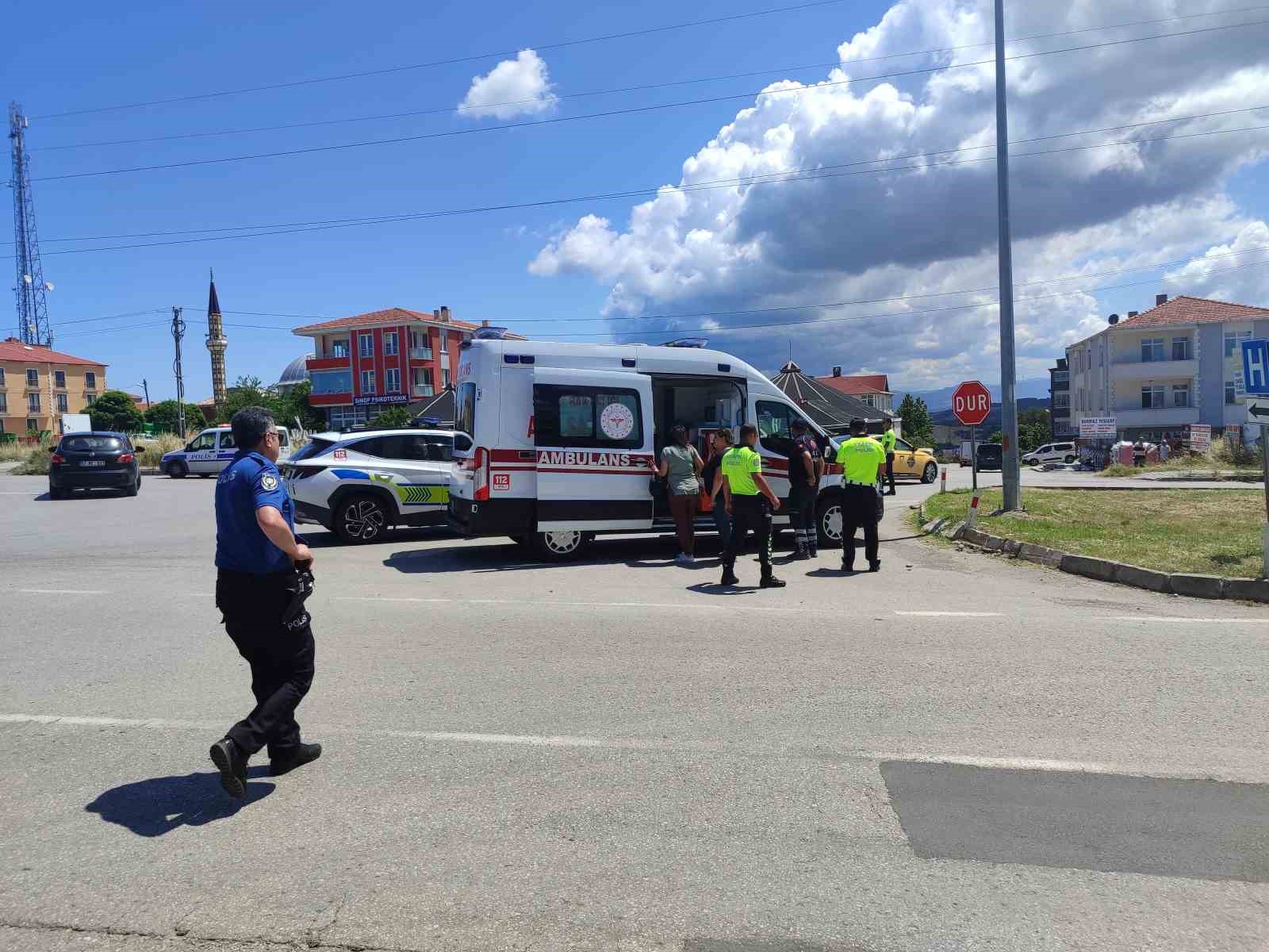 Direksiyon hakimiyetini kaybeden motosiklet sürücüsü yere düştü