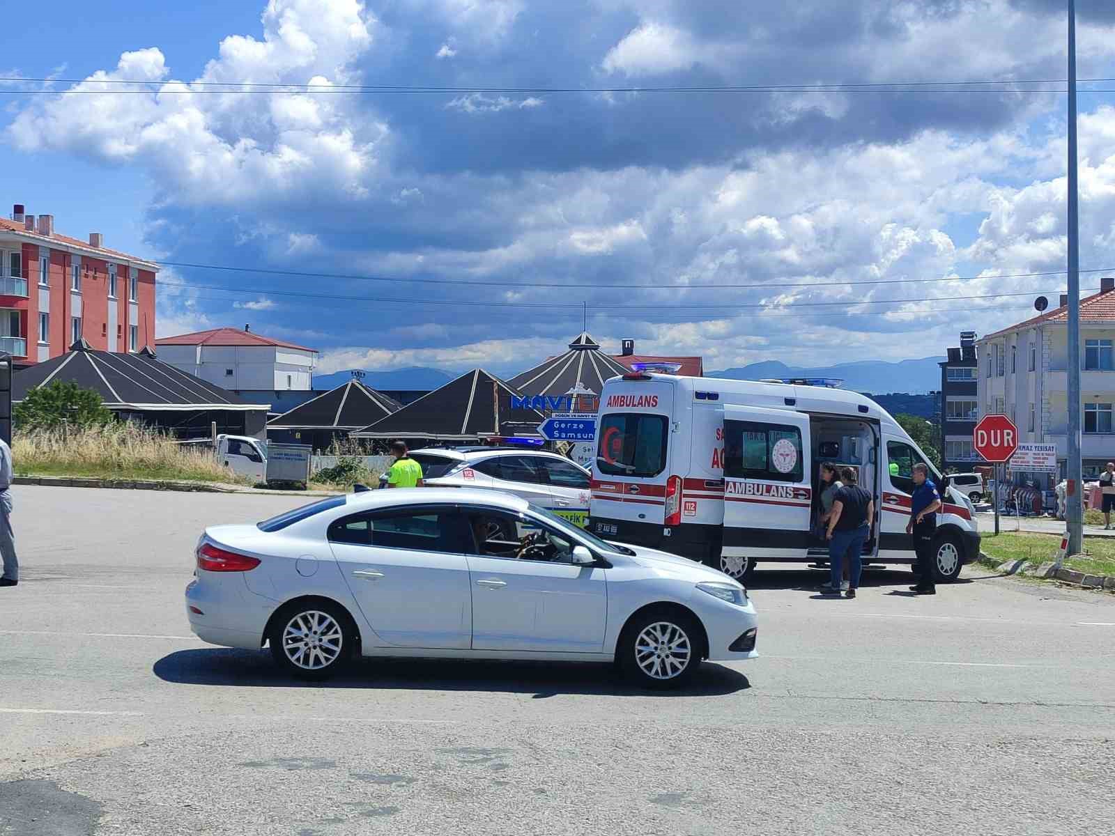 Direksiyon hakimiyetini kaybeden motosiklet s&uuml;r&uuml;c&uuml;s&uuml; yere d&uuml;şt&uuml;
