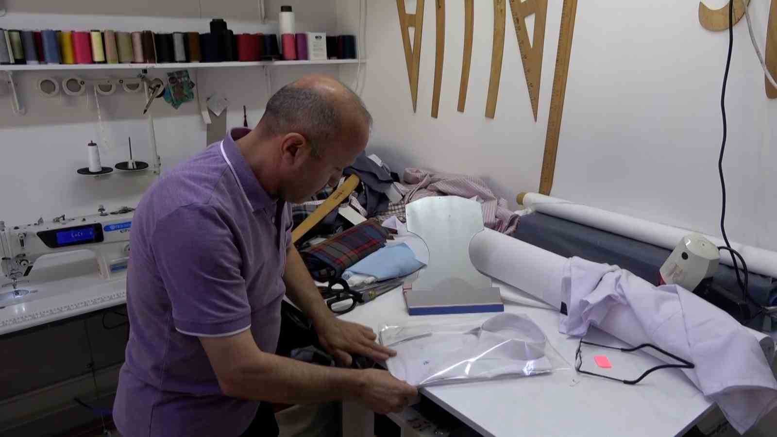 Muhsin Yazıcıoğlu i&ccedil;in &ouml;zel olarak dikmişti, teslim edemediği g&ouml;mleğe 16 yıldır g&ouml;z&uuml; gibi bakıyor
